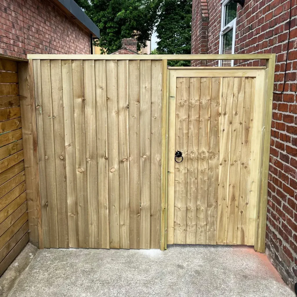 SKYLINE JOINERY AND INSTALL STOCKPORT - BESPOKE GATE AND FENCE 03 SQ